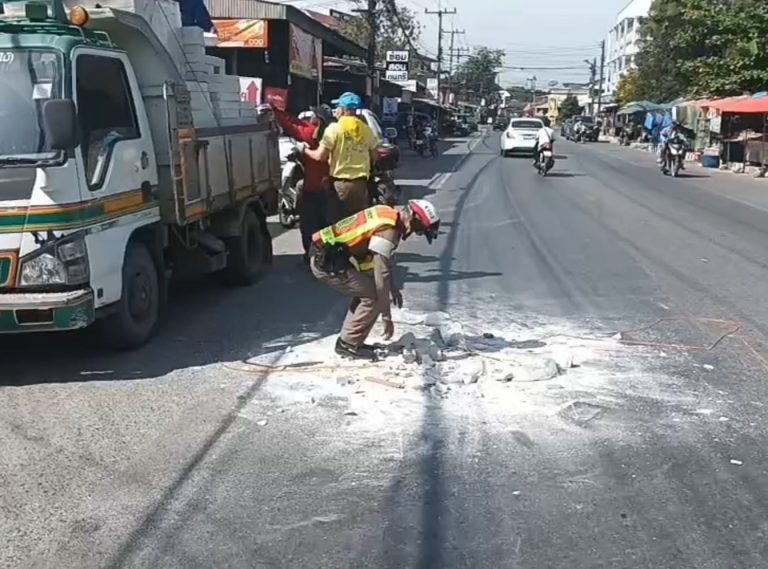ตำรวจจราจรและตำรวจจิตอาสาจราจร ช่วยเหลือเก็บสิ่งของตกหล่นขึ้นรถบรรทุก