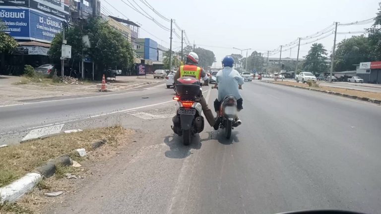 ช่วยเหลือประชาชนรถเสียนำส่งร้านซ่อม