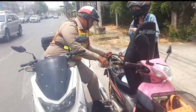 ช่วยเหลือประชาชนรถน้ำมันหมด