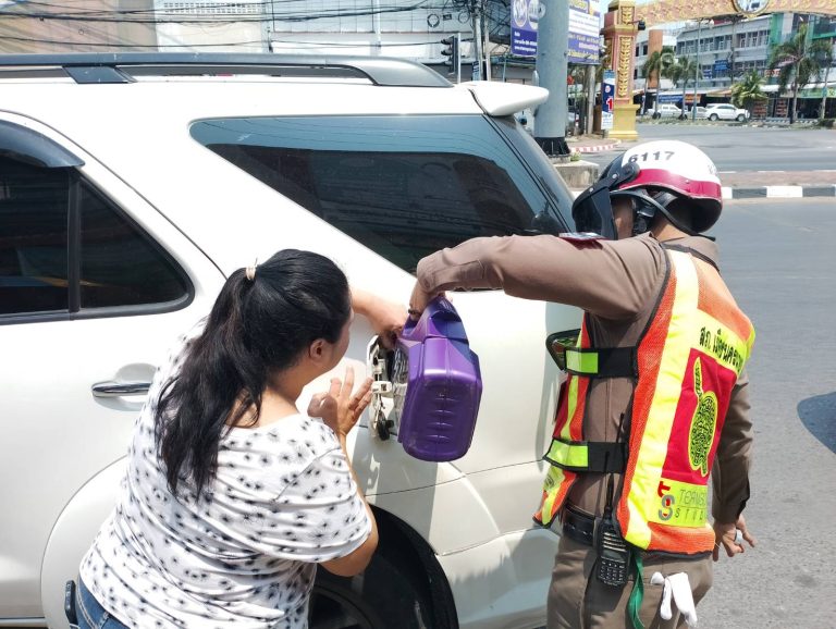 ช่วยเหลือประชาชนรถน้ำมันหมด