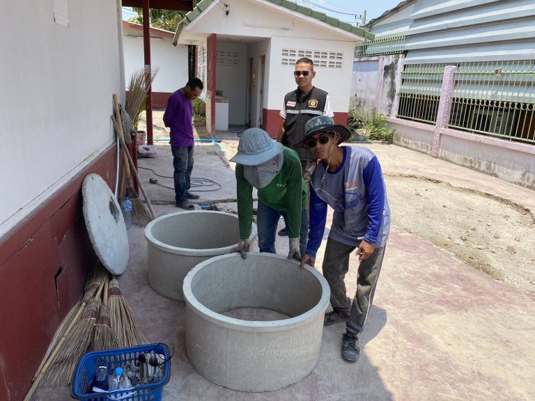 ซ่อมแซมห้องน้ำในสถานีตำรวจชุมชนบ้านใหญ่