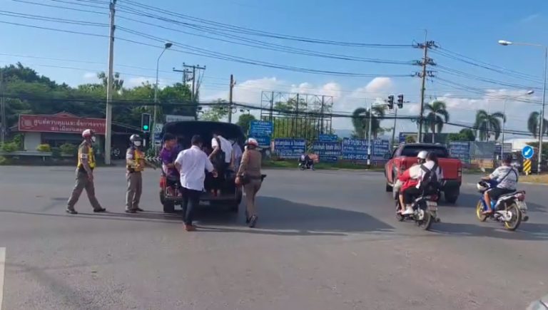 ช่วยเหลือรถโดยสารรับ-ส่งนักเรียนดับกลางแยกไฟแดง