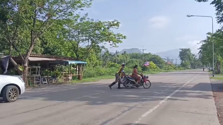 ช่วยเหลือประชาชนที่เครื่องยนต์ดับสตาร์ทไม่ติดเข็นรถจักรยานยนต์เข้าข้าง