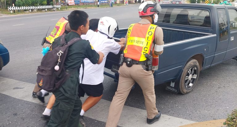 เจ้าหน้าที่ตำรวจ ร่วมกับนักศึกษาช่วยเหลือประชาชนประสบเหตุ รถยนต์ไดสตาร์ทสตาร์เสีย