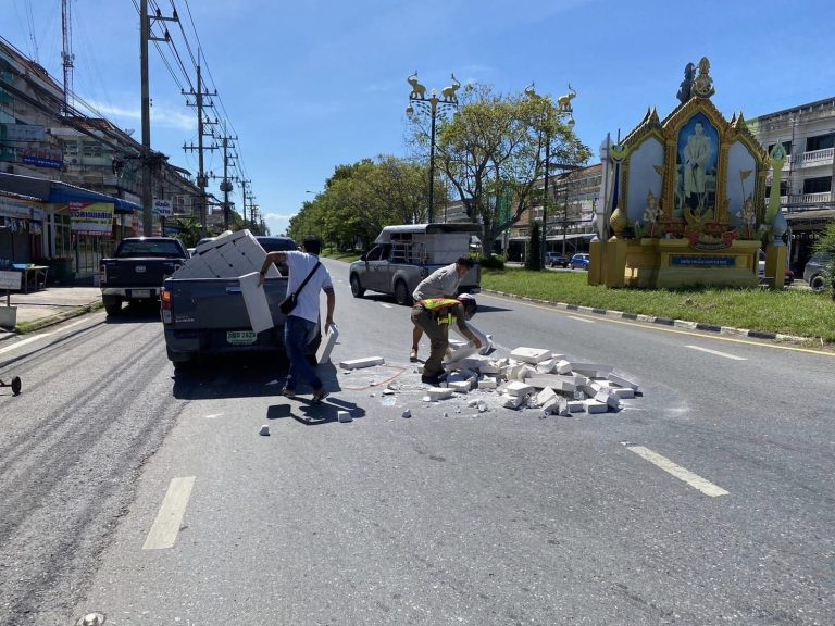 ช่วยเหลือประชาชนเก็บสิ่งของตกหล่นบนพื้นถนน