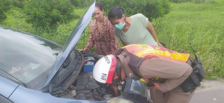 ช่วยเหลือประชาชน รถยนต์มีปัญหาระบบความร้อนของเครื่องยนต์