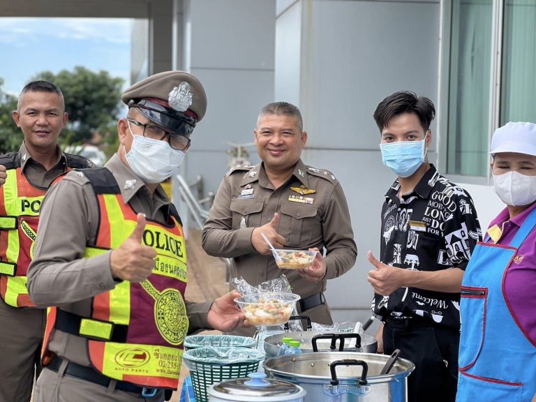 ขอขอบคุณ โรงแรมจันทรา รีสอร์ท ผู้ใหญ่ใจดี ได้มอบอาหารกลางวันให้แก่ข้าราชการตำรวจ สภ.เมืองนครนายก