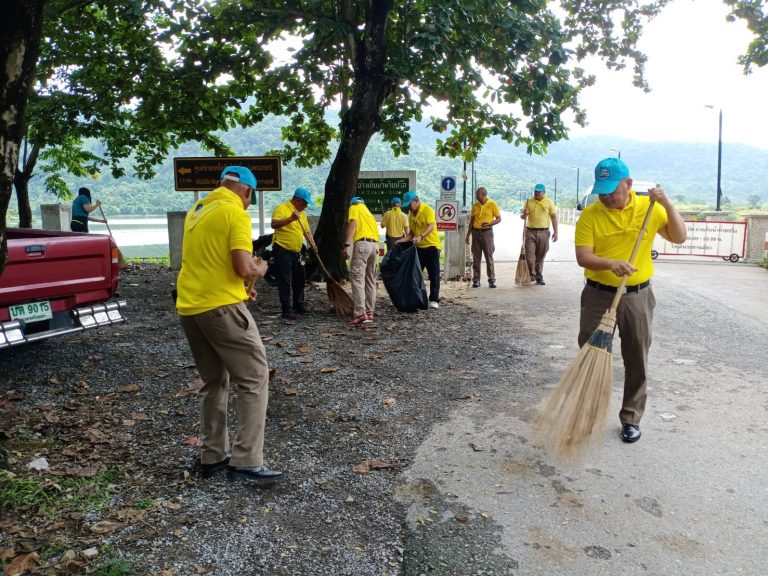 จิตอาสา ทำความสะอาดบริเวณถนนอ่างเก็บน้ำห้วยปรือ