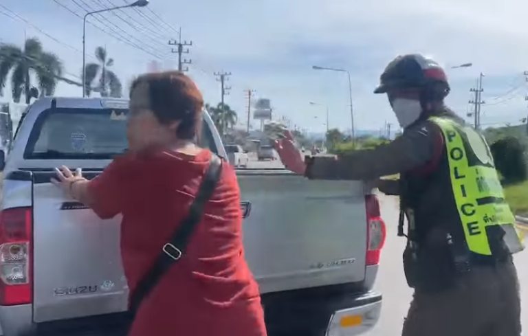 ช่วยเหลือประชาชนรถยนต์จอดเสียบริเวณกลางแยกศิลาทอง