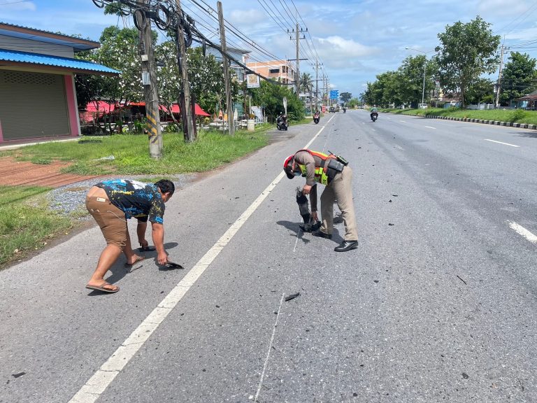 ประชาชนและเจ้าหน้าที่ตำรวจร่วมกันเก็บกวาดของตกหล่นอยู่บนพื้นผิวถนน