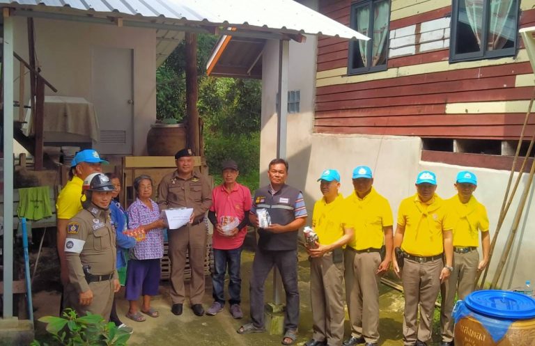 จิตอาสาฟื้นฟูผู้ได้รับผล กระทบ น้ำท่วม บริเวณ หมู่บ้านชายฝั่ง แม่น้ำนครนายก