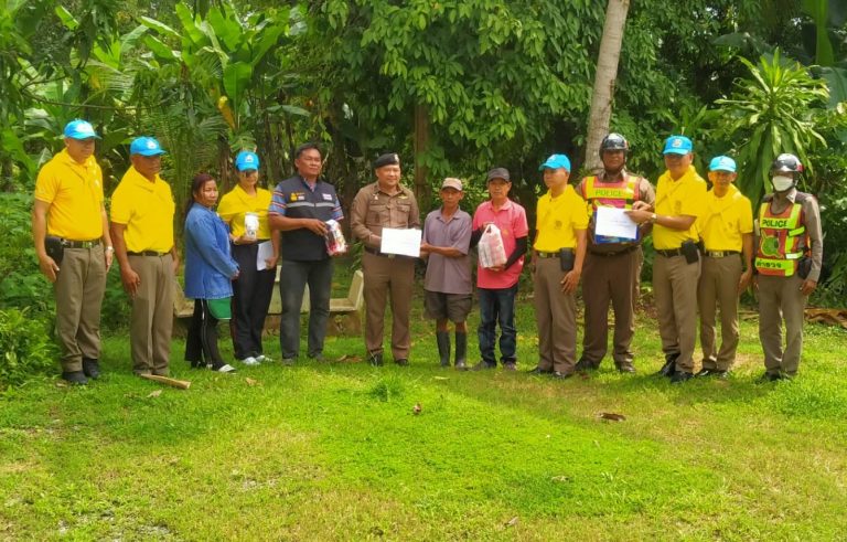 มอบสิ่งของบริโภคและอุปโภคให้กับประชาชนที่เป็นจิตอาสา