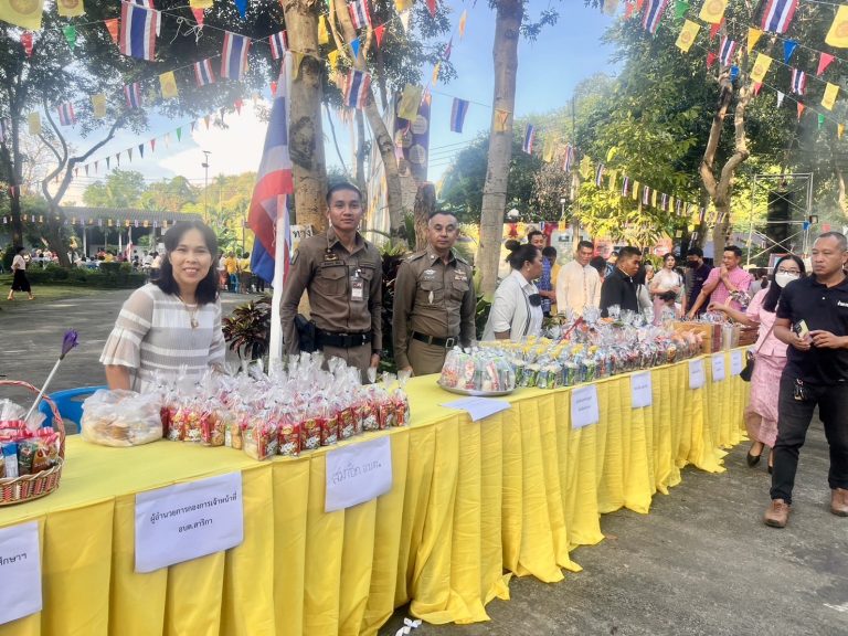 สายตรวจสาริการ่วมทำบุญตักบาตรเทโวณ วัดเขานางบวช ต.สาริกา