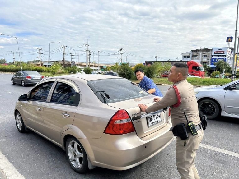 ช่วยเหลือรถยนต์ประชาชนจอดเสีย ประสานอู่ซ่อมรถให้การช่วยเหลือต่อไป