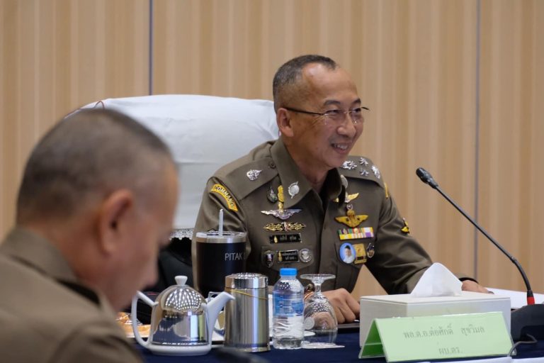 “ผบ.ตร.” ประชุมบริหาร ตร. ขับเคลื่อนนโยบายดูแลประชาชนช่วงเทศกาลปีใหม่ มอบของขวัญจากตำรวจไทยสู่ประชาชน