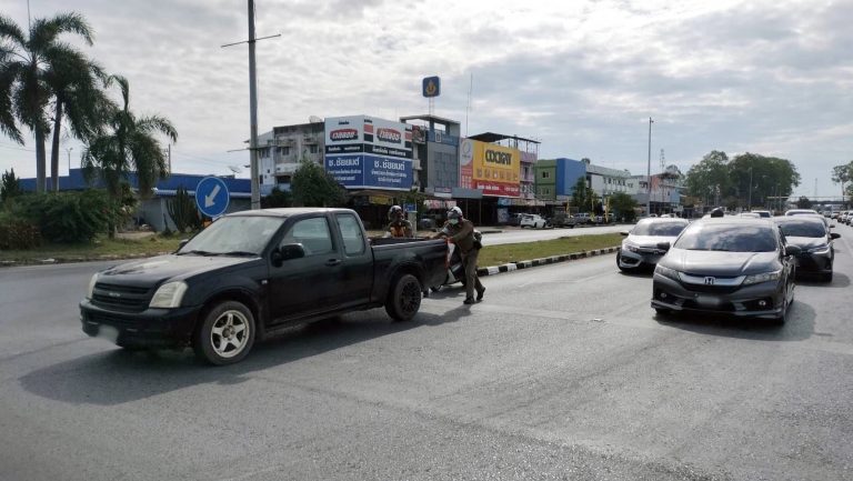 ช่วยเหลือประชาชนรถจอดเสีย เข็นเข้าข้างทาง และประสานอู่ซ่อมใกล้เคียงให้การช่วยเหลือต่อไป