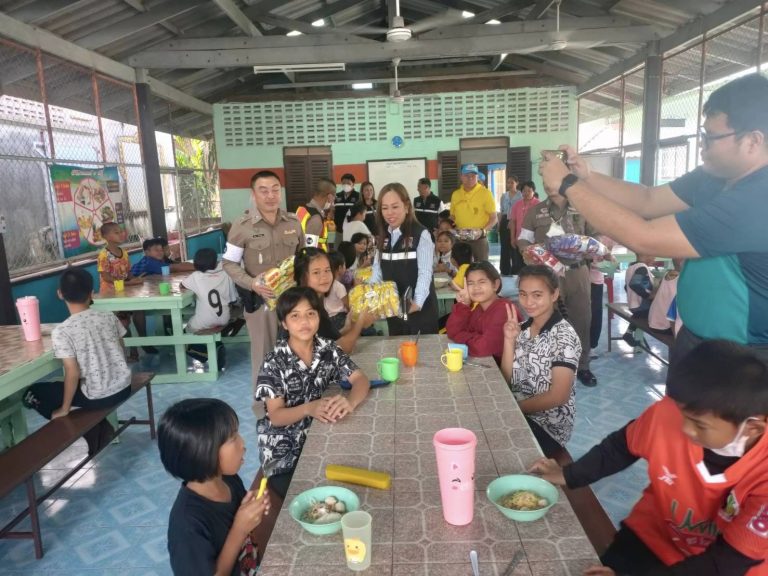 กิจกรรมจิตอาสาเฉพาะกิจ มอบของรางวัลสนับสนุนกิจกรรมวันเด็กแห่งชาติในสถานศึกษา โรงเรียงวัดท่าข่อย(ศาสนกิจโกศล)