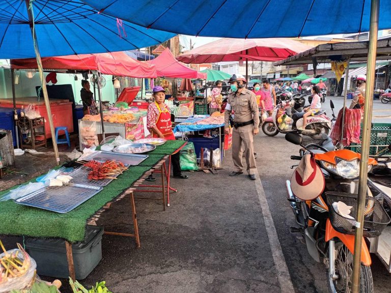 ตำรวจจราจร สภ.เมืองนครนายก อำนวยความสะดวกการจราจร และ จัดการจราจร บริเวณ ตลาดเช้า ถนนหน้าโรงเรียนเหลียนหัว