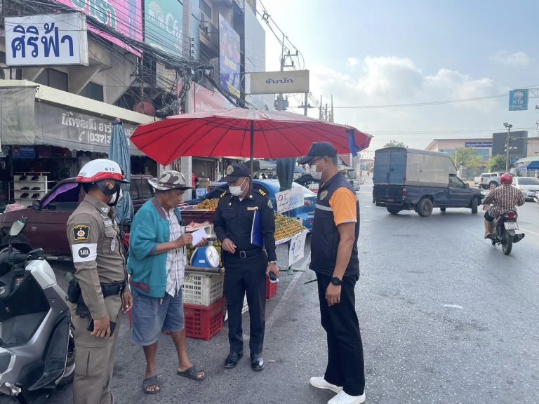 จราจร สภ.เมืองนครนายก ร่วมกับเทศบาลเมืองนครนายก ร่วมกวดขัน และประชาสัมพันธ์ร้านค้าริมทาง