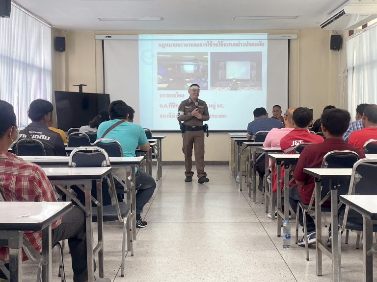 พ.ต.ท.จรดล สร้างอี่ยม พร้อมกำลังเจ้าหน้าที่จราจรบรรยายกฎหมายจราจร ที่ขนส่งจังหวัดนครนายก
