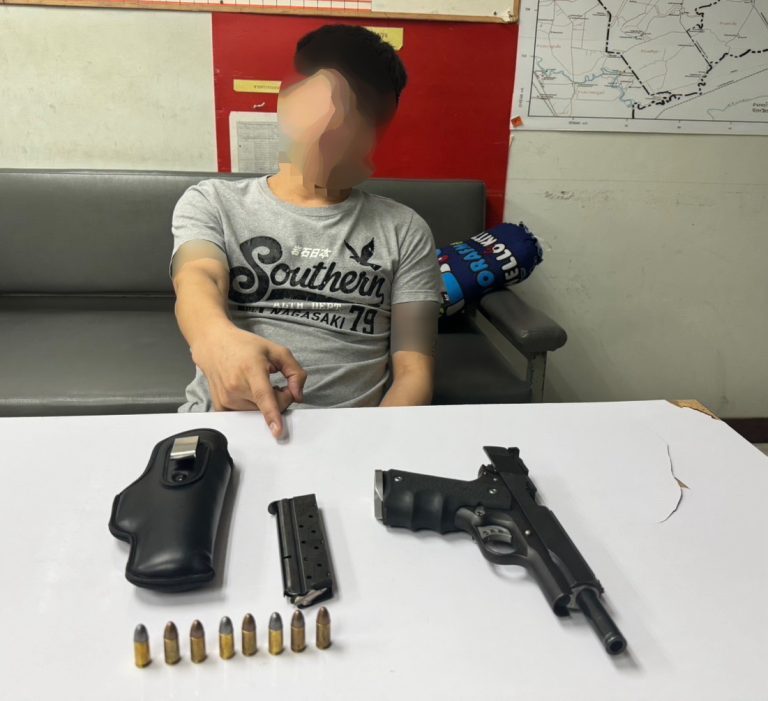 จับกุมผู้ต้องหา ครอบครองอาวุธปืนเถื่อน  และพกไปในเมืองหมู่บ้าน หรือทางสาธารณะโดยมิได้รับอนุญาตฯ