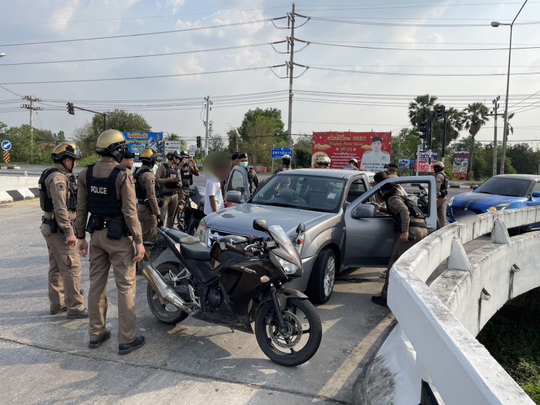 สกัดจับผู้ก่อเหตุข่มขู่โดยใช้อาวุธ แล้วใช้รถยนต์หลบหนี