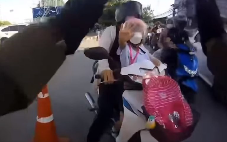 ทำงานยังไงให้มีความสุข?…เมื่อเราตั้งใจทำเพื่อประชาชนจะได้รับผลตอบรับแบบนี้ครับ #จราจรเมืองนครนายก