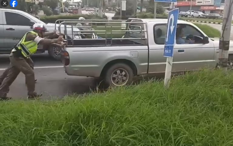 ช่วยเหลือรถยนต์ประชาชนเสียเข็นเข้าข้างทาง และประสานร้านซ่อม