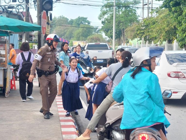 เจ้าหน้าที่ตำรวจจราจรพร้อมดูแลการจราให้แก่ผู้ปกครองและนักเรียน หลังจากปิดเทอมมา 3 เดือน