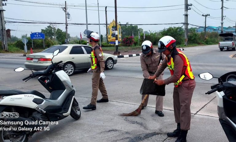 ทำความสะอาดเศษหินตกหล่นบนพื้นผมถนน เพื่อความปลอดภัยของประชาชนผู้ใช้รถใช้ถนน