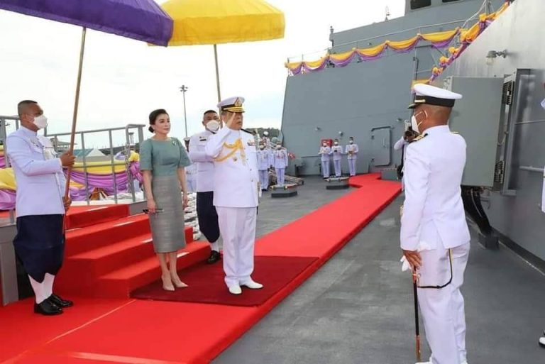 พระบาทสมเด็จพระเจ้าอยู่หัว เสด็จพระราชดำเนิน พร้อมด้วย สมเด็จพระนางเจ้าฯ พระบรมราชินี ทรงเจิมเรือหลวงช้าง ณ ท่าเรือจุกเสม็ด ฐานทัพเรือสัตหีบ จังหวัดชลบุรี