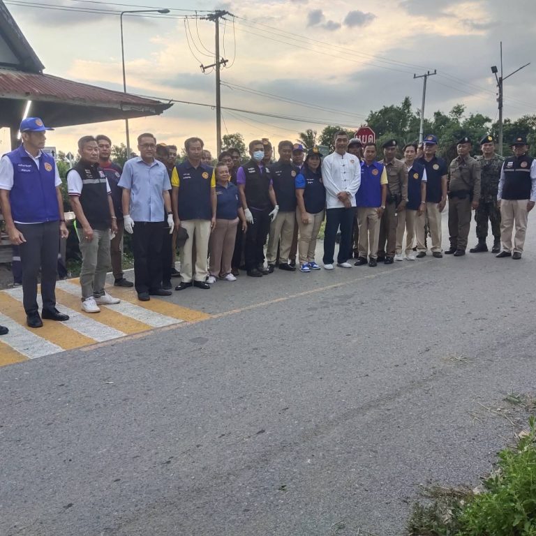 บูรณาการ ร่วมกับเจ้าหน้าที่ฝ่ายปกครอง เจ้าหน้าที่สาธารณะสุข เจ้าหน้าที่ อ.บ.ต.ดอนยอ ตั้งจุดตรวจ ป้องกันอาชญากรรม บริเวณสะพานคลองสาม