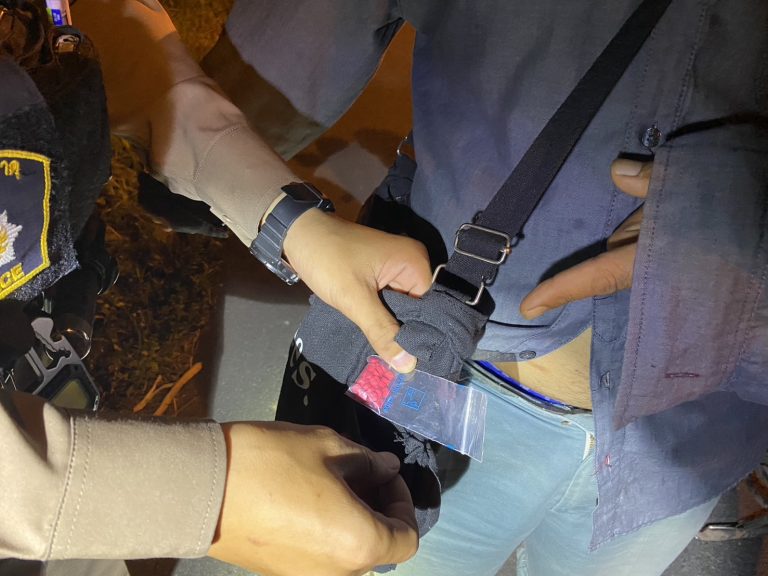 สกัดกลางดึก! ตำรวจรวบยาบ้า 69 เม็ด บนถนนบายพาส