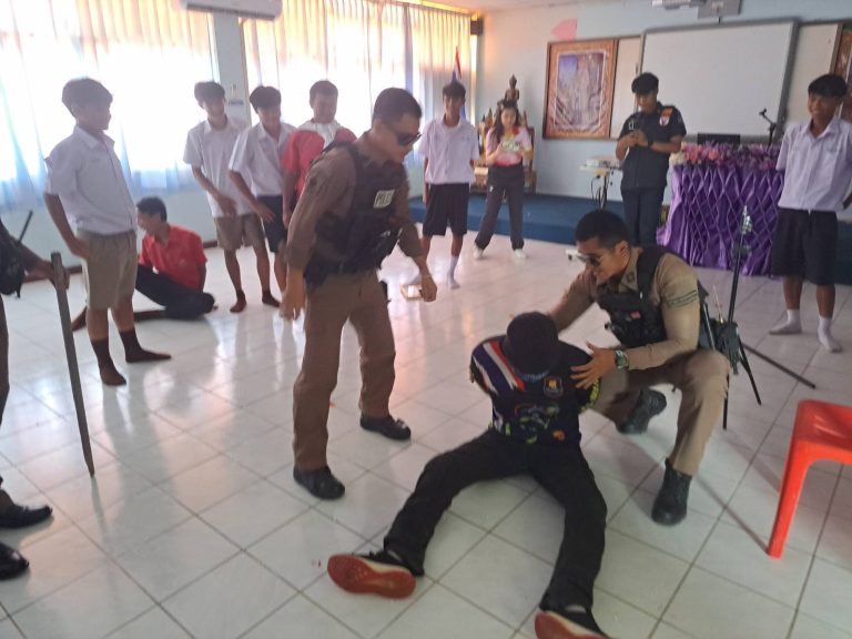 สภ.เมืองนครนายก จัดซ้อมแผนเผชิญเหตุฉุกเฉิน กรณีบุคคลคลุ้มคลั่งในสถานศึกษา