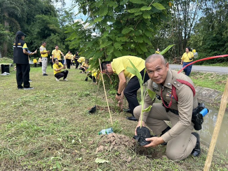 ร่วมกิจกรรมปลูกต้นไม้ตามโครงการ “เส้นทางนี้มีผล ผู้คนรักกัน ปันสุข”