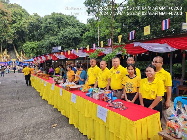 ข้าราชการตำรวจนครนายกและนักเรียนร่วมกิจกรรม “ตักบาตรเทโวโรหณะ” ประจำปี 2567