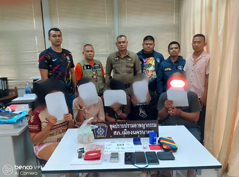 ตำรวจ สภ.เมืองนครนายก บุกจับกุมกลุ่มมั่วสุมเสพยา 5 ราย พร้อมของกลางยาบ้า 109 เม็ด