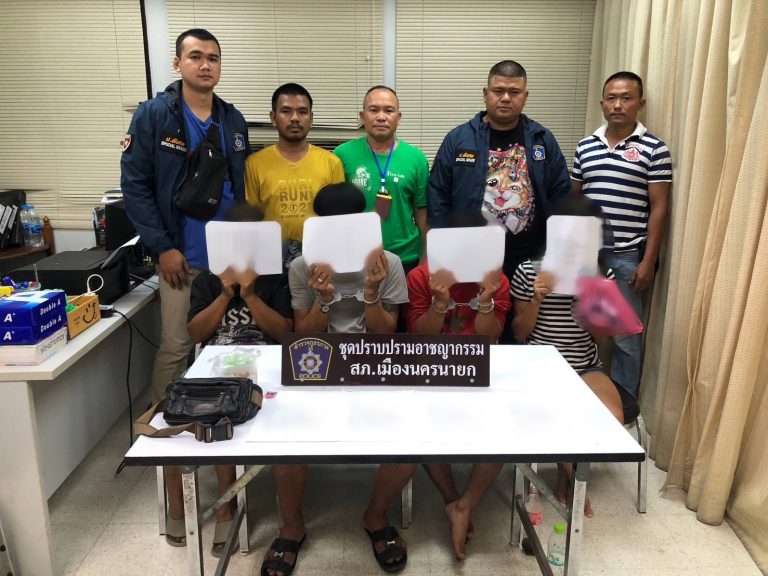 ปิดล้อมตรวจค้นพื้นที่เป้าหมาย จับกุมผู้ต้องหายาเสพติด 4 ราย ยึดยาบ้า 43 เม็ด