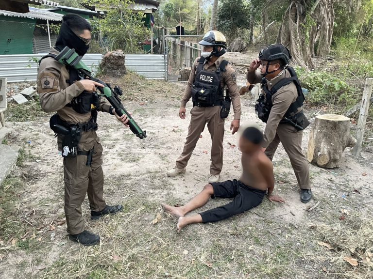 ตำรวจสายตรวจระงับเหตุชายเสพยาเสพติดก่อเหตุอาละวาด พร้อมพบยาเสพติดในตัว