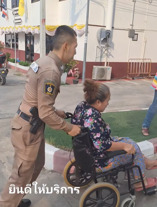 จราจรสภ.เมืองนครนายกช่วยประชาชนที่มาติดต่อราชการ