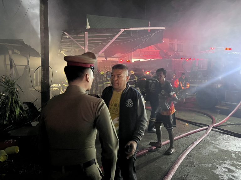 สภ.เมืองนครนายก เข้าตรวจสอบเหตุไฟไหม้บ้านพักหลังที่ว่าการอำเภอ