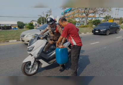 จราจร สภ.เมืองนครนาย ช่วยเหลือรถน้ำมันหมด