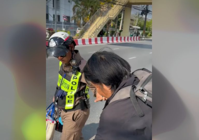 ด.ต.ชินตนัย ผู้บังคับหมู่งานจราจร ช่วยเหลือคุณยายข้ามสพานลอยไม่ไหวเดินข้ามถนนไปโรงพยาบาลนครนายก