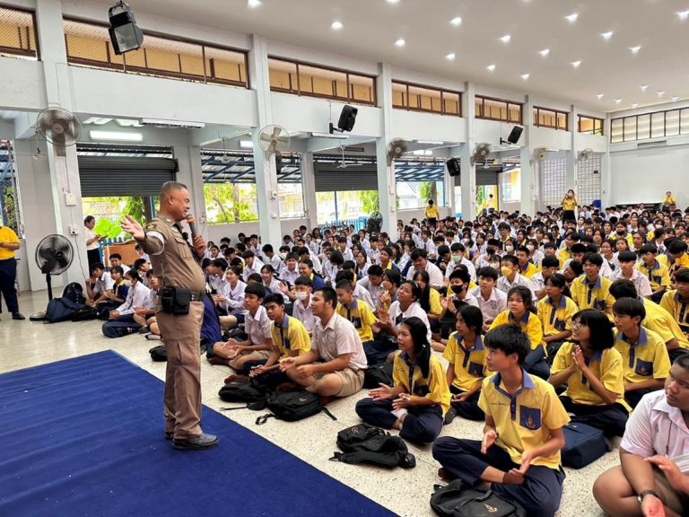 ครู 5 นาที ให้ความรู้กฎหมายจราจรและการขับขี่อย่างปลอดภัยบนท้องถนน