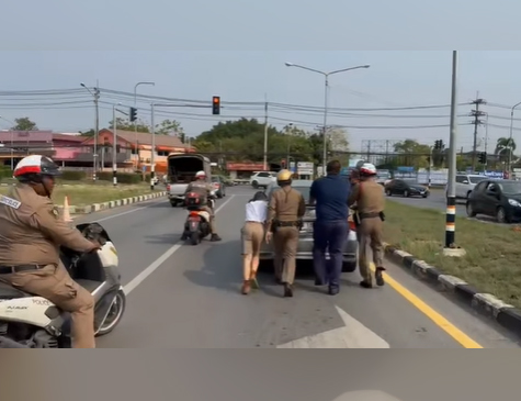 ความร่วมมือระหว่างตำรวจจราจรและนักเรียน การช่วยเหลือรถยนต์เสียอย่างอบอุ่น