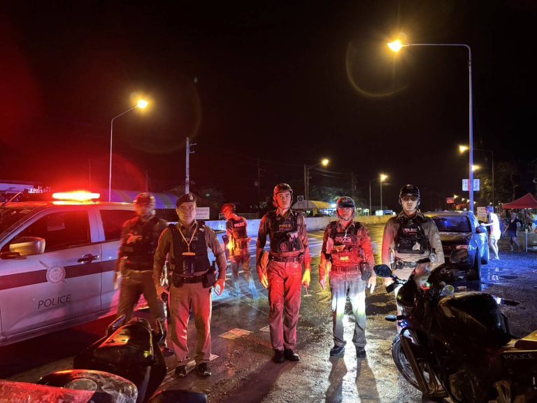 สงกรานต์นครนายก: ตำรวจเปียกน้ำ เปื้อนแป้ง ร่วมสร้างความสุขและความปลอดภัย