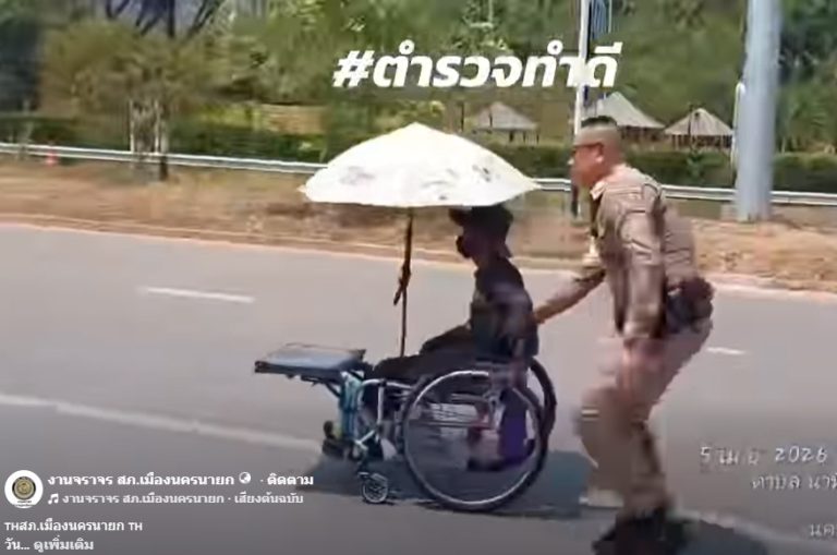 ช่วยเหลือผู้พิการข้ามถนน บริเวณหน้าเขื่อนขุนด่าน